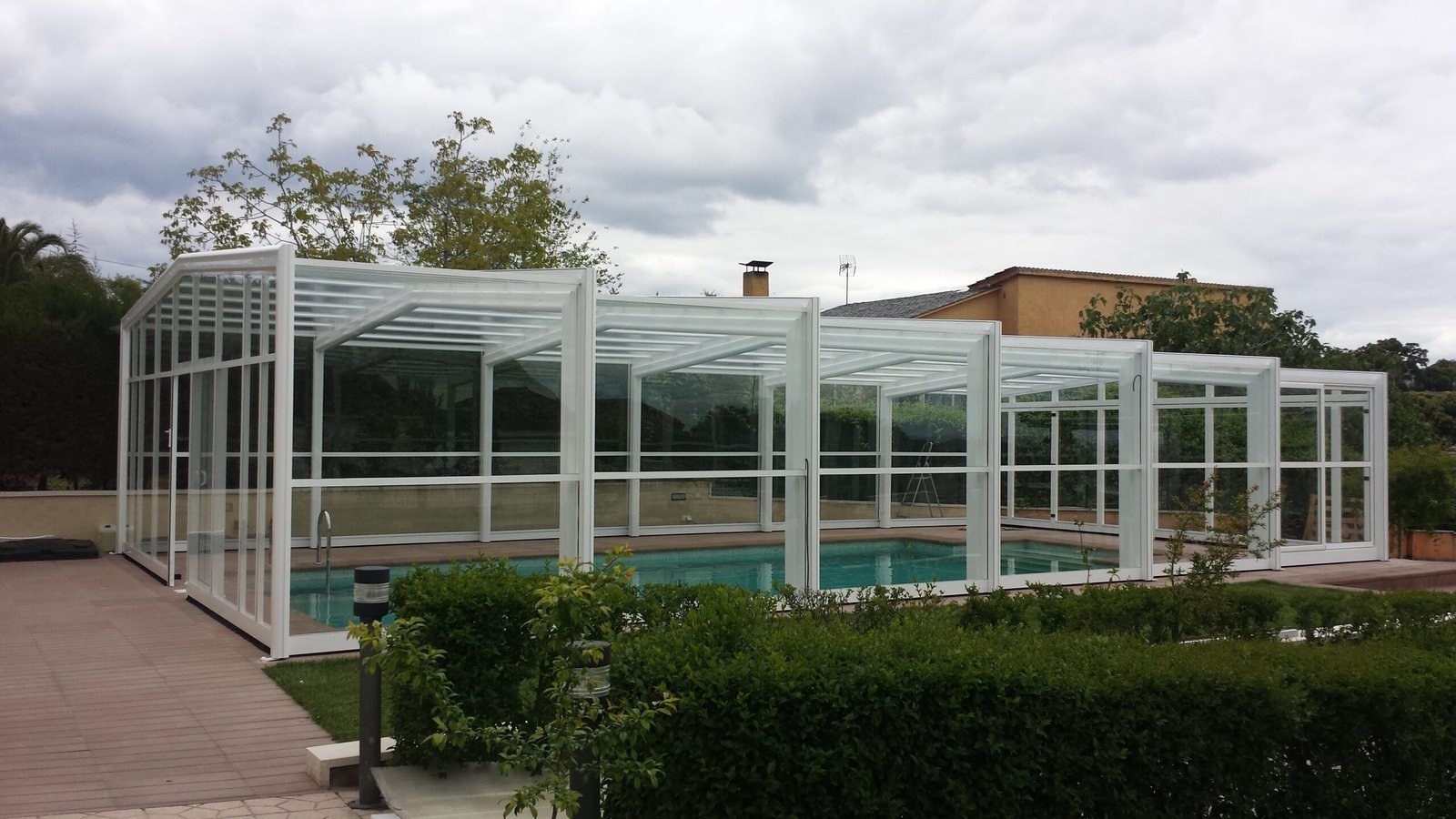 Instalación de cubiertas para piscinas con materiales de alta durabilidad en Barcelona
