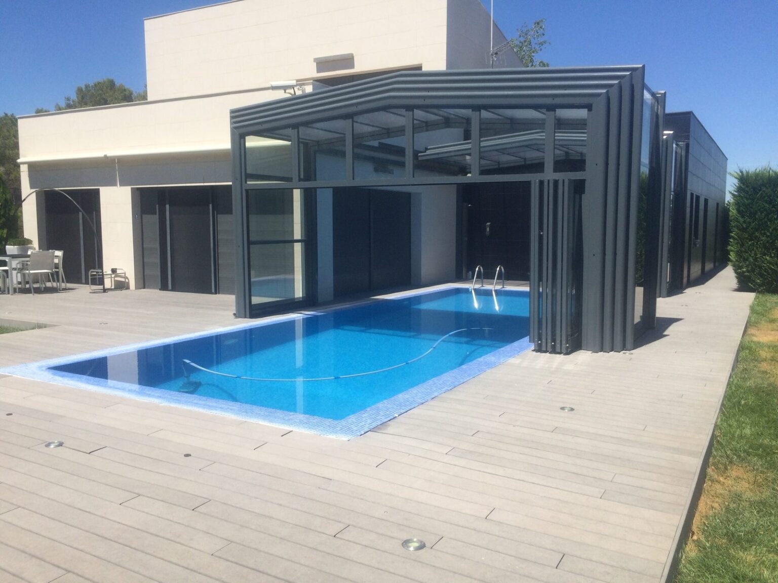 Presupuesto sin compromiso para cubiertas de piscina y pérgolas en Barcelona